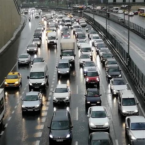 İstanbulda yağışlı hava trafik yoğunluğuna neden oldu